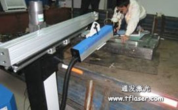 通發(fā)吊臂式模具激光焊接機(jī)對(duì)大模具修復(fù)現(xiàn)場